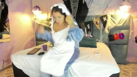 Melanie Roux online show from October 28, 2025, 8:11 pm