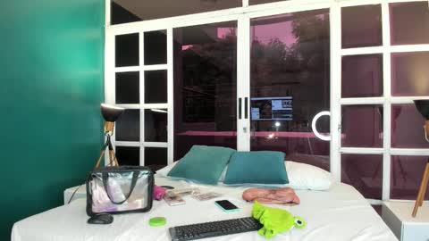 Melanie Roux online show from November 8, 2025, 11:43 am