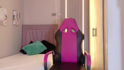 meli_peach online show from November 26, 2025, 7:15 pm