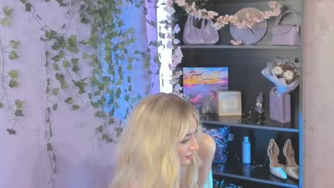 Snapshot of melissa_milton chatting on March 11, 2025, 4:43 am Melissa - Your Dream Girl online show from March 11, 2025, 4:43 am