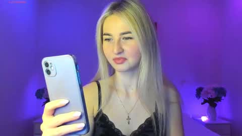 Snapshot of mellina_tey chatting on February 9, 2025, 8:24 pm Mellina online show from February 9, 2025, 8:24 pm