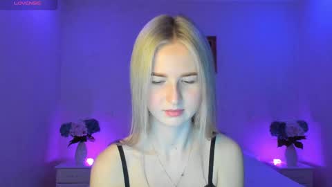 Snapshot of mellina_tey chatting on March 7, 2025, 8:00 pm Mellina online show from March 7, 2025, 8:00 pm