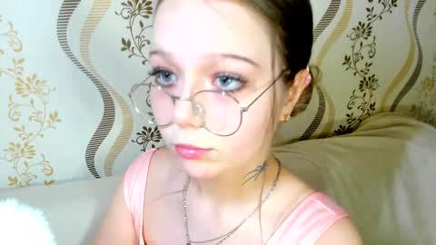 MelMooon online show from November 12, 2025, 1:44 pm