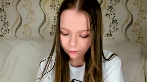 MelMooon online show from May 16, 2026, 10:52 pm