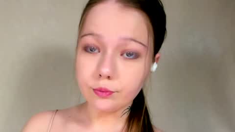MelMooon online show from May 31, 2026, 2:02 pm