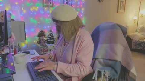 Snapshot of melodyredux_62 chatting on December 22, 2025, 1:52 pm Melody online show from December 22, 2025, 1:52 pm