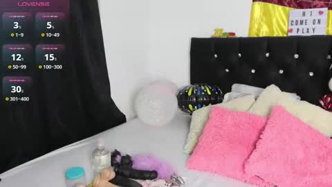 Snapshot of mena_hicks chatting on February 18, 2026, 11:33 pm Heart online show from February 18, 2026, 11:33 pm