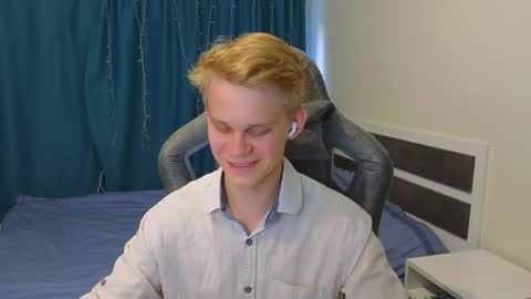 Snapshot of meow_mickey chatting on October 15, 2025, 1:00 pm Mickey online show from October 15, 2025, 1:00 pm