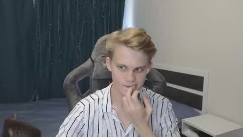 Snapshot of meow_mickey chatting on October 19, 2025, 8:26 am Mickey online show from October 19, 2025, 8:26 am