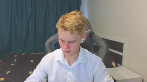 Snapshot of meow_mickey chatting on November 16, 2025, 10:32 am Mickey online show from November 16, 2025, 10:32 am