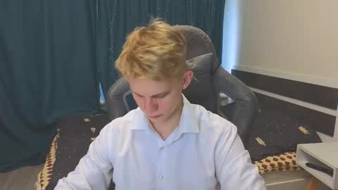 Snapshot of meow_mickey chatting on November 18, 2025, 9:47 am Mickey online show from November 18, 2025, 9:47 am