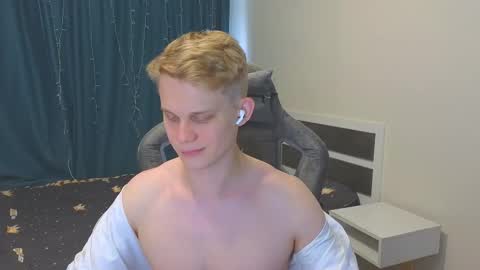 Snapshot of meow_mickey chatting on November 19, 2025, 8:25 am Mickey online show from November 19, 2025, 8:25 am