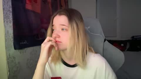 Snapshot of meowki4 chatting on December 30, 2024, 2:51 pm meowme online show from December 30, 2024, 2:51 pm