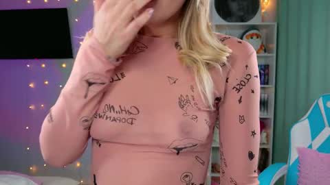 Snapshot of mercedes_robins chatting on December 20, 2025, 4:30 am Molly online show from December 20, 2025, 4:30 am