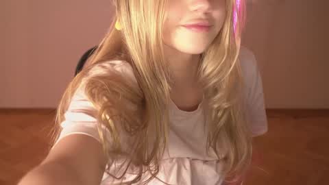 Snapshot of mermaids_ chatting on January 12, 2025, 12:18 am Lara OFFLINE online show from January 12, 2025, 12:18 am