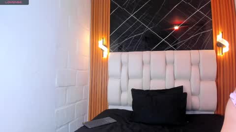 Snapshot of mia89_dl chatting on April 15, 2026, 1:18 pm Mia online show from April 15, 2026, 1:18 pm