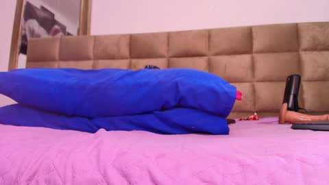 Snapshot of mia_0_ chatting on February 3, 2025, 10:21 pm Emi online show from February 3, 2025, 10:21 pm