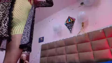 Snapshot of mia_0_ chatting on October 6, 2025, 7:33 pm Emi online show from October 6, 2025, 7:33 pm