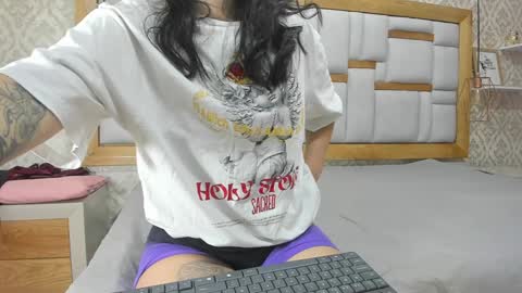 Snapshot of mia__megan chatting on December 7, 2024, 12:02 pm mia__megan online show from December 7, 2024, 12:02 pm