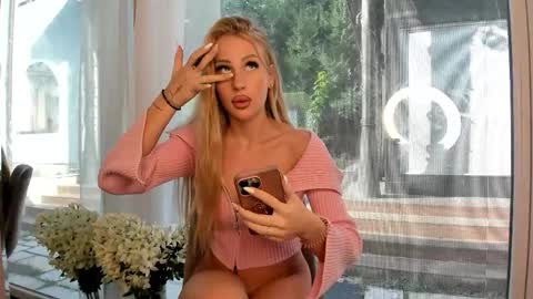 Mia  Milan online show from October 22, 2025, 8:14 am