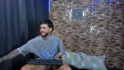 Snapshot of mia_and_vincentt chatting on March 4, 2025, 9:29 am Mia and vincentt model indepent online show from March 4, 2025, 9:29 am