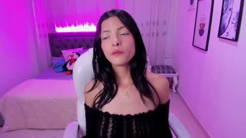 Mia online show from November 25, 2025, 7:36 pm