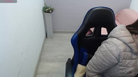 Mia online show from December 22, 2025, 1:41 pm