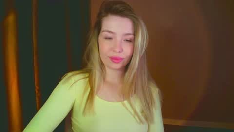 Snapshot of mia_fleur_ chatting on December 13, 2024, 10:45 pm Mia online show from December 13, 2024, 10:45 pm