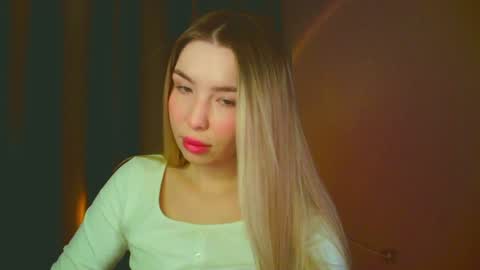 Snapshot of mia_fleur_ chatting on January 7, 2025, 2:31 am Mia online show from January 7, 2025, 2:31 am