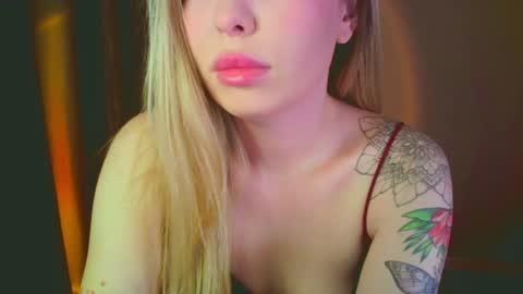 Snapshot of mia_fleur_ chatting on January 8, 2025, 2:57 am Mia online show from January 8, 2025, 2:57 am