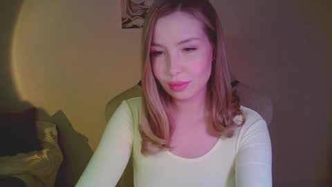 Snapshot of mia_fleur_ chatting on April 28, 2026, 9:42 pm Mia online show from April 28, 2026, 9:42 pm