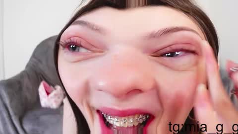 Mia online show from December 4, 2025, 6:55 am