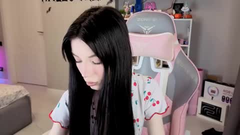 MIA HELP ME REACH 100 LIKES online show from November 18, 2025, 3:16 pm