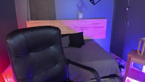 Val  online show from February 3, 2025, 11:26 pm