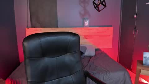 Val  online show from February 10, 2025, 11:34 pm