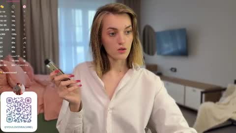 Snapshot of mia_komoi chatting on May 4, 2026, 8:54 am Mia online show from May 4, 2026, 8:54 am