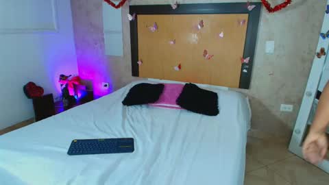 MIALOPEZ      .     Y      .      online show from March 12, 2026, 6:25 pm