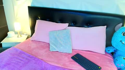 Snapshot of mia_lou_ chatting on September 18, 2025, 10:34 pm Mia online show from September 18, 2025, 10:34 pm