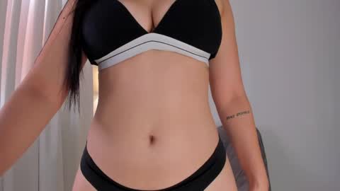 Snapshot of mia_love__ chatting on April 16, 2026, 9:26 pm MIA LOVE online show from April 16, 2026, 9:26 pm