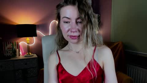 Mia online show from November 16, 2025, 2:44 pm