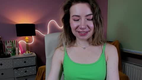 Mia online show from November 19, 2025, 7:30 am