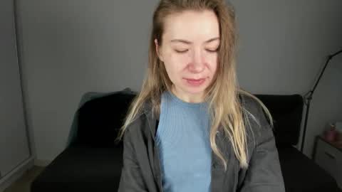 Snapshot of mia_luxx92 chatting on December 23, 2025, 7:28 am Mia online show from December 23, 2025, 7:28 am