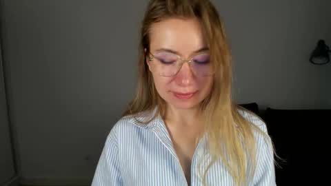 Snapshot of mia_luxx92 chatting on January 9, 2026, 7:33 am Mia online show from January 9, 2026, 7:33 am