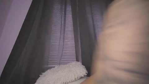 mia independent model online show from November 28, 2025, 2:20 pm