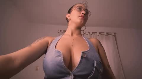 mia independent model online show from December 21, 2025, 2:13 pm