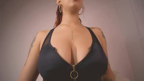 mia independent model online show from February 7, 2026, 12:09 pm