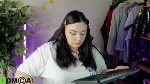 Snapshot of mia_r0ss chatting on February 5, 2026, 11:31 pm Mia online show from February 5, 2026, 11:31 pm