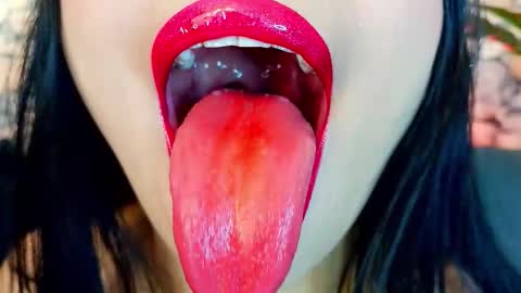 Mia online show from November 12, 2025, 7:03 pm