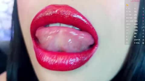 Mia online show from November 14, 2025, 5:33 pm