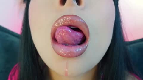 Mia online show from April 6, 2026, 11:05 pm